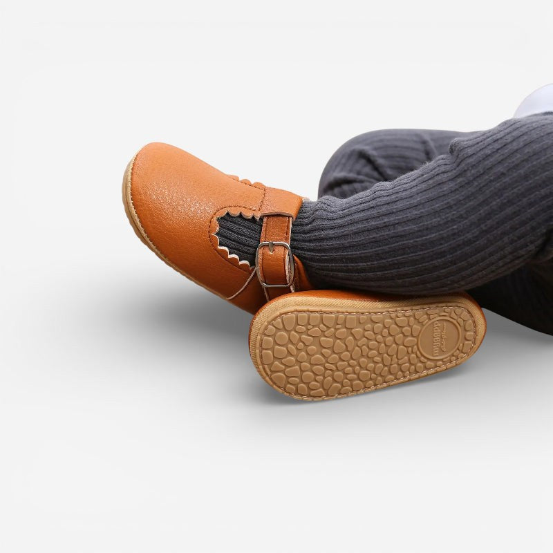 Mocassin bébé cuir marron – vue de trois-quarts