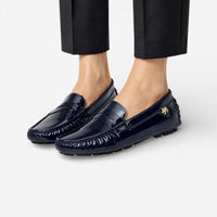 Mocassin femme cuir verni bleu marine – vue de trois-quarts