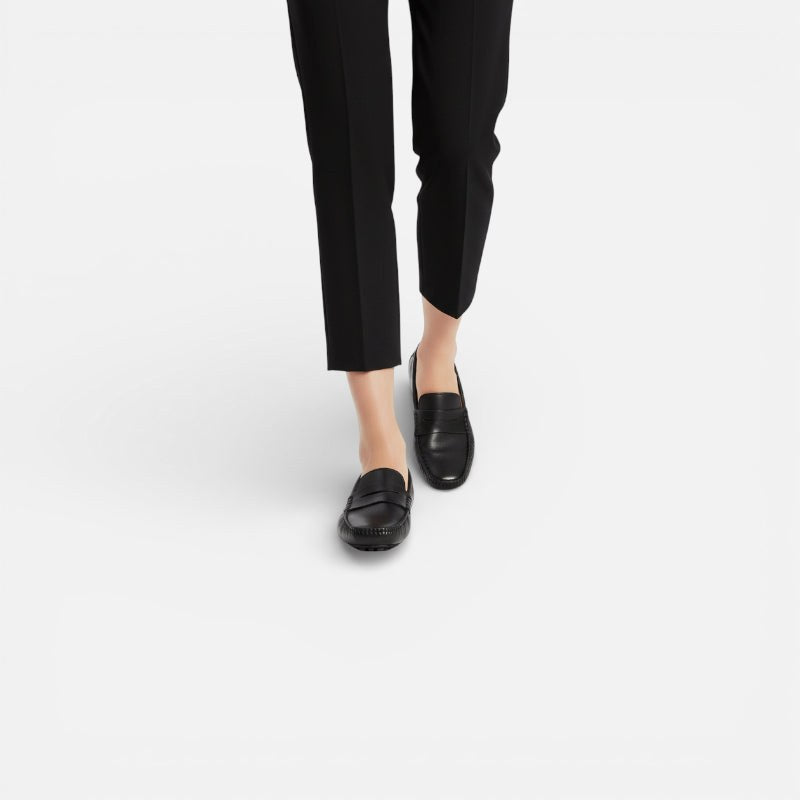 Mocassin femme cuir noir – porté aux pieds