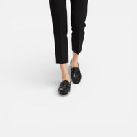 Mocassin femme cuir noir – porté aux pieds