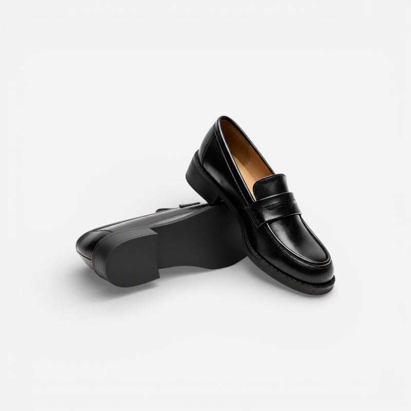 Mocassin femme à talon noir – porté aux pieds