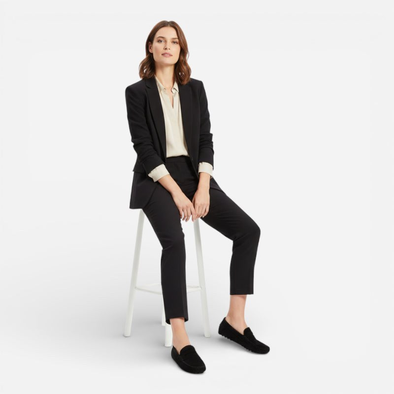 Mocassin femme daim noir – porté aux pieds