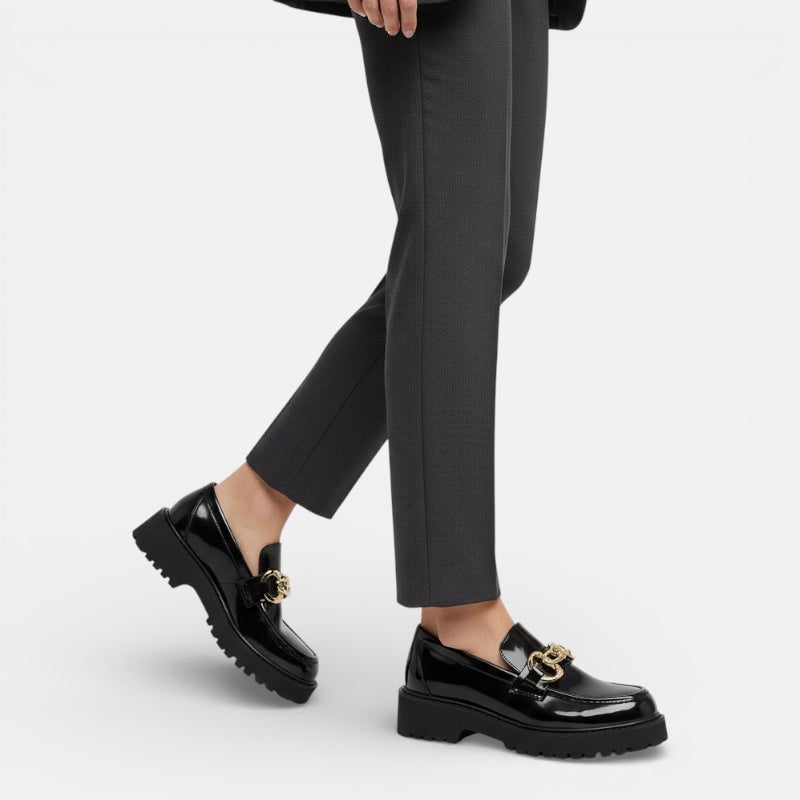 Mocassin femme plateforme noir – porté aux pieds