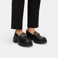 Mocassin femme plateforme noir – vue de trois-quarts