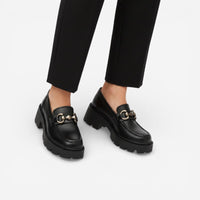 Mocassin femme plateforme noir – détail de la finition