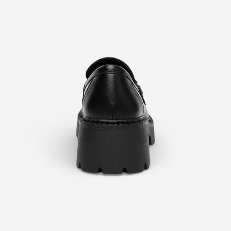 Mocassin femme plateforme noir – porté aux pieds