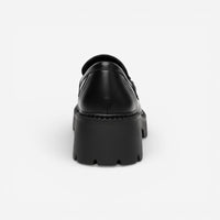 Mocassin femme plateforme noir – porté aux pieds