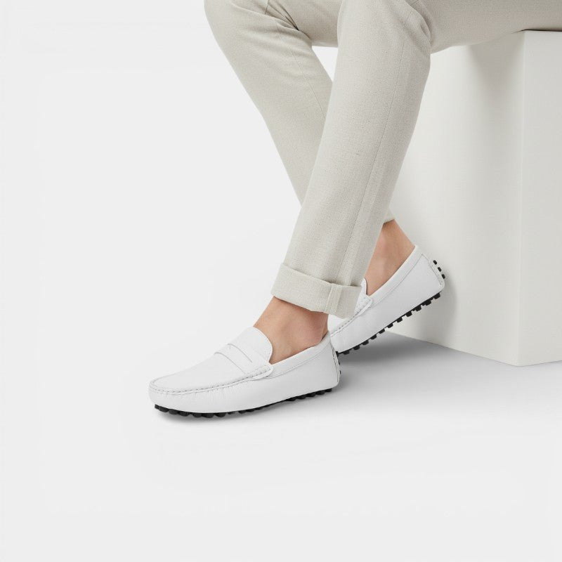 Mocassin homme bateau blanc – porté aux pieds