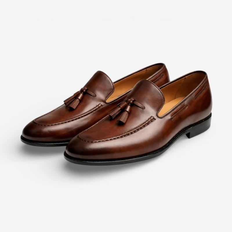 Mocassin homme à gland marron – porté aux pieds