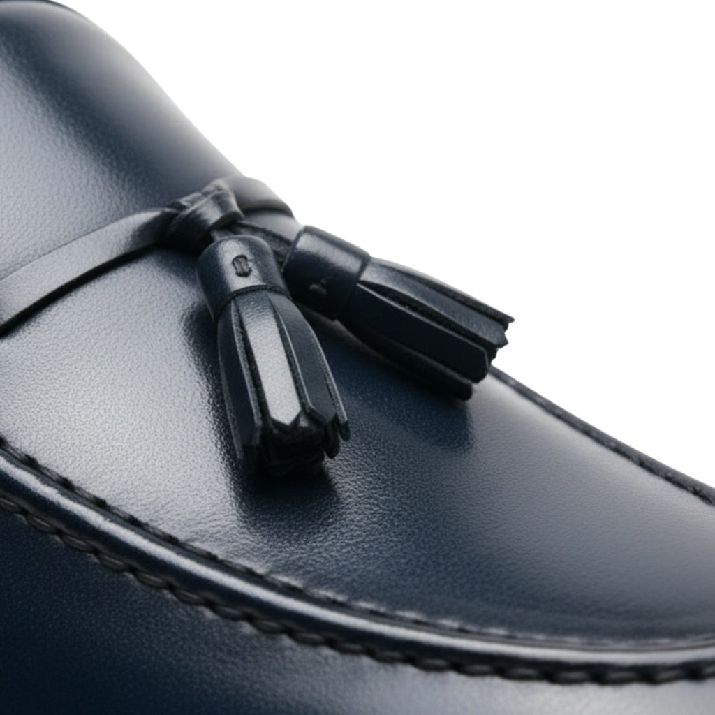 Mocassin homme à gland bleu marine – vue de trois-quarts