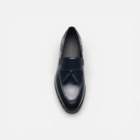 Mocassin homme à gland bleu marine – porté aux pieds