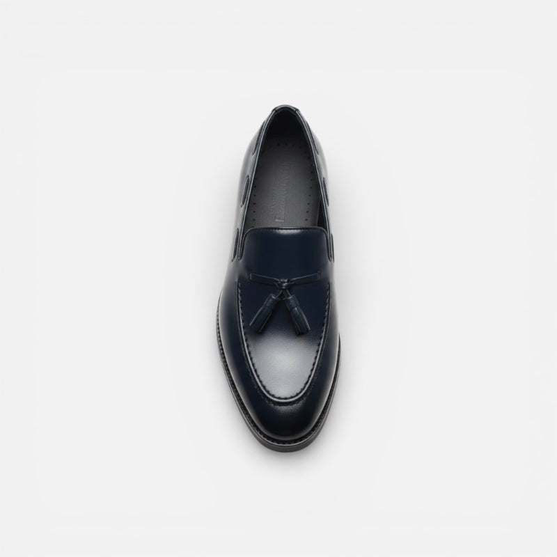Mocassin homme à gland bleu marine – porté aux pieds