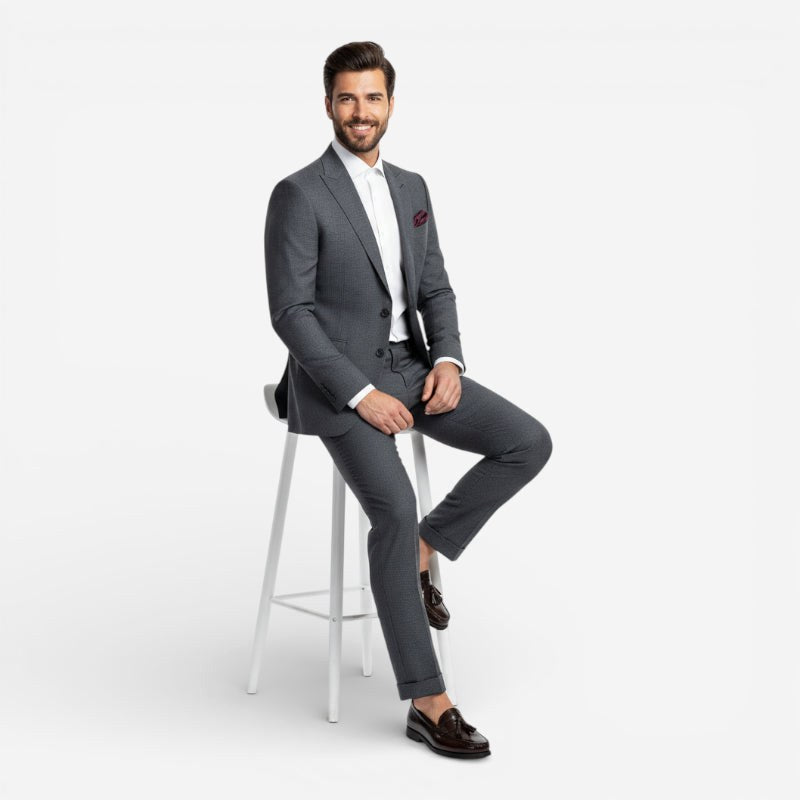 Mocassin homme à gland marron foncé – porté aux pieds