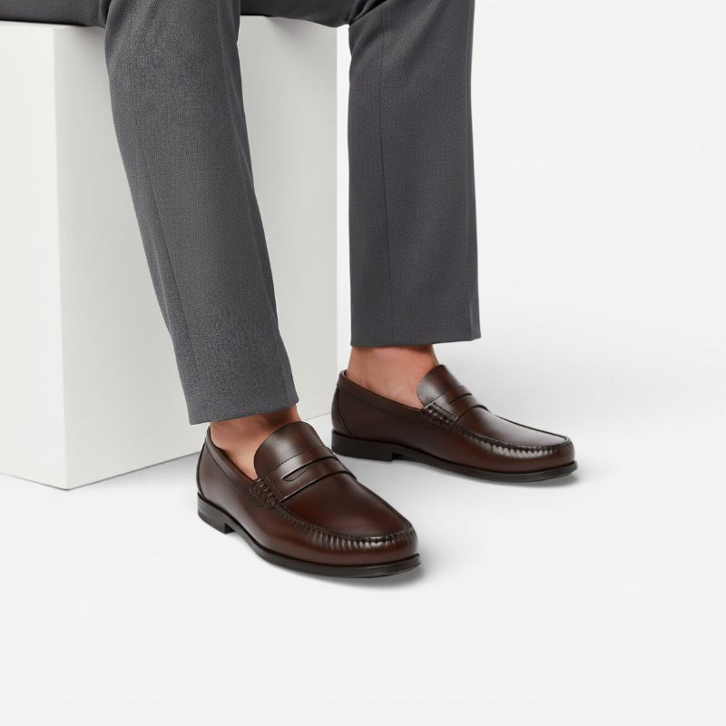 Mocassin homme à talon marron foncé – porté aux pieds