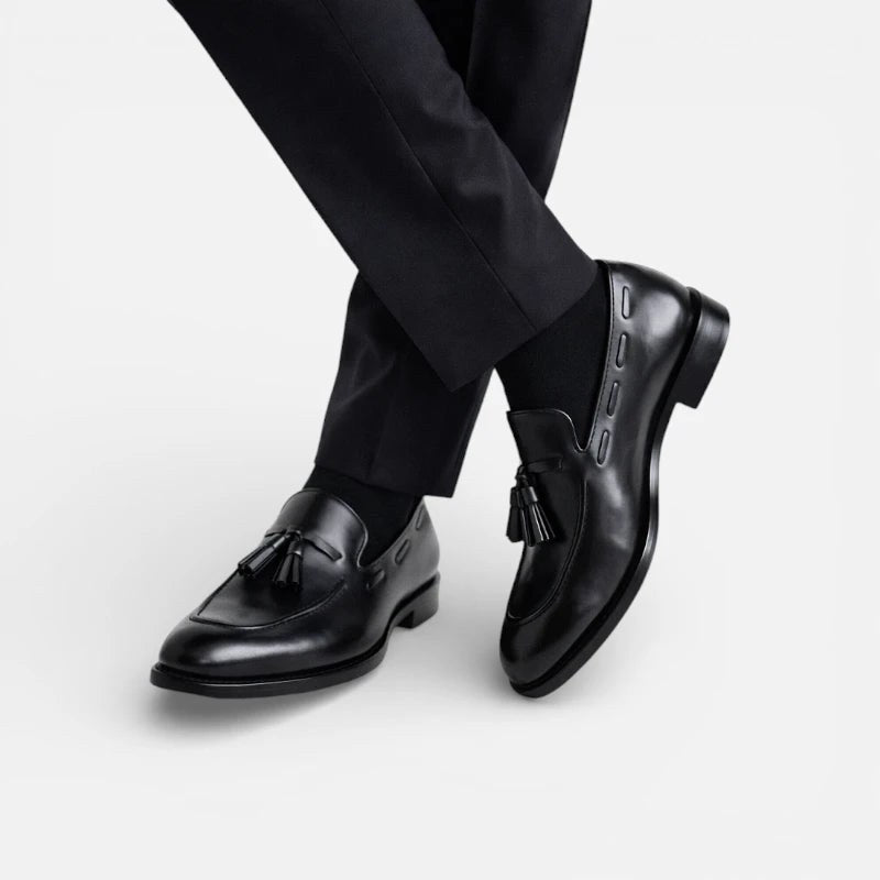 Mocassin homme à gland noir – vue de trois-quarts