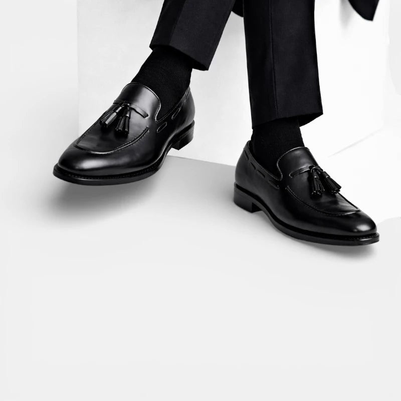Mocassin homme à gland noir – porté aux pieds