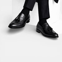 Mocassin homme à gland noir – porté aux pieds