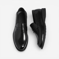 Mocassin homme cuir verni noir – vue de trois-quarts