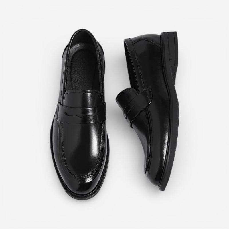 Mocassin homme cuir verni noir – vue de trois-quarts