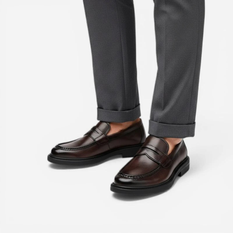Mocassin homme à talon marron foncé – vue de trois-quarts