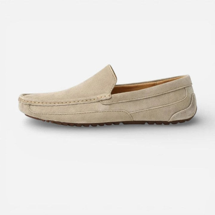 Mocassin homme daim beige – porté aux pieds