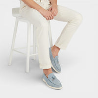 Mocassin homme à gland bleu ciel – porté aux pieds