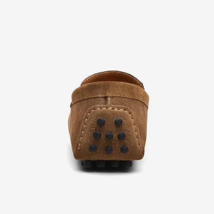 Mocassin homme daim marron – vue de trois-quarts