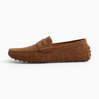 Mocassin homme daim marron – porté aux pieds