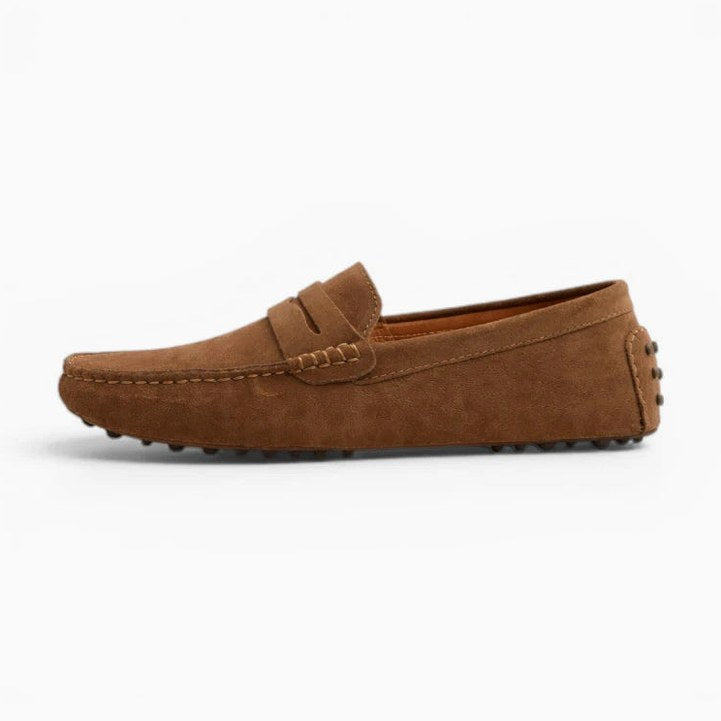 Mocassin homme daim marron – porté aux pieds