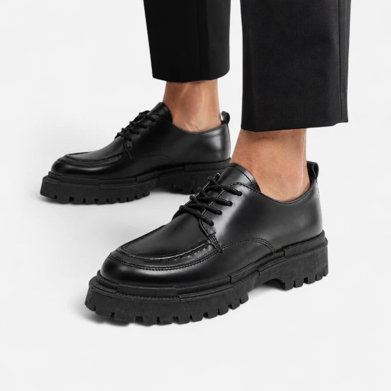 Mocassin homme compensé noir – vue de trois-quarts