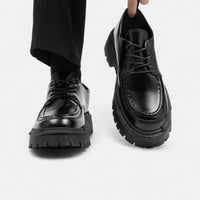 Mocassin homme compensé noir – porté aux pieds