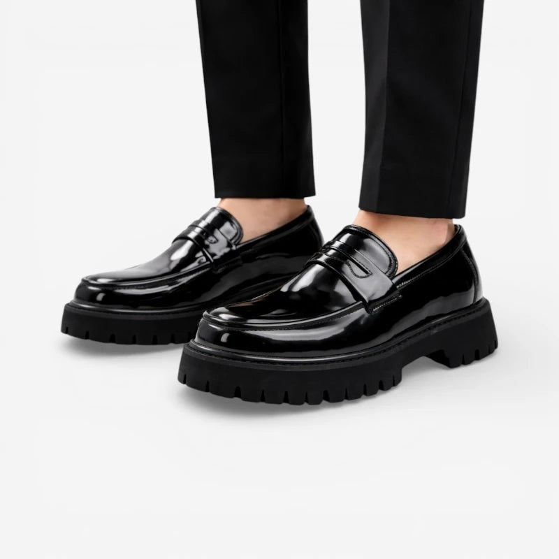Mocassin homme plateforme noir – vue de trois-quarts
