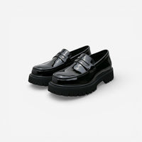 Mocassin homme plateforme noir – porté aux pieds