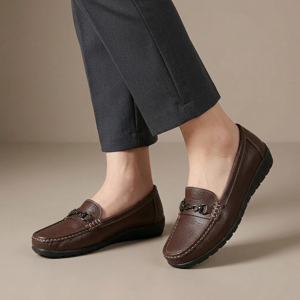 Mocassin Femme Cuir à Enfiler Marron porté, pantalon anthracite