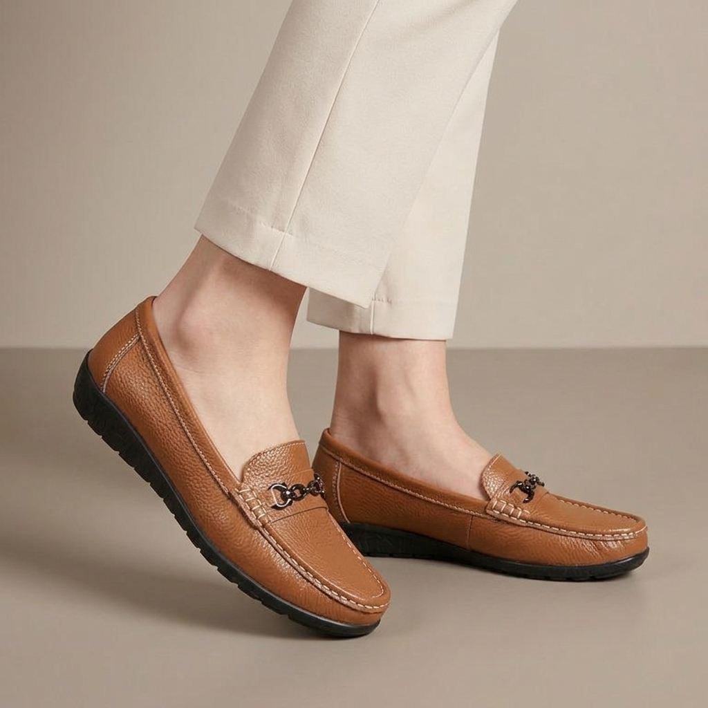 Mocassin Femme Cuir à Enfiler Camel porté, pantalon crème