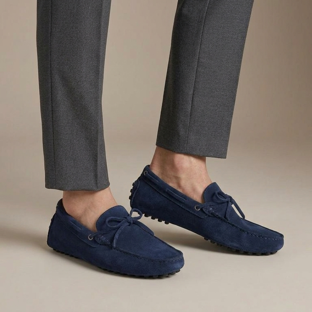 Mocassin Daim à Picots et Lacets Décoratifs Bleu Marine porté, pantalon anthracite