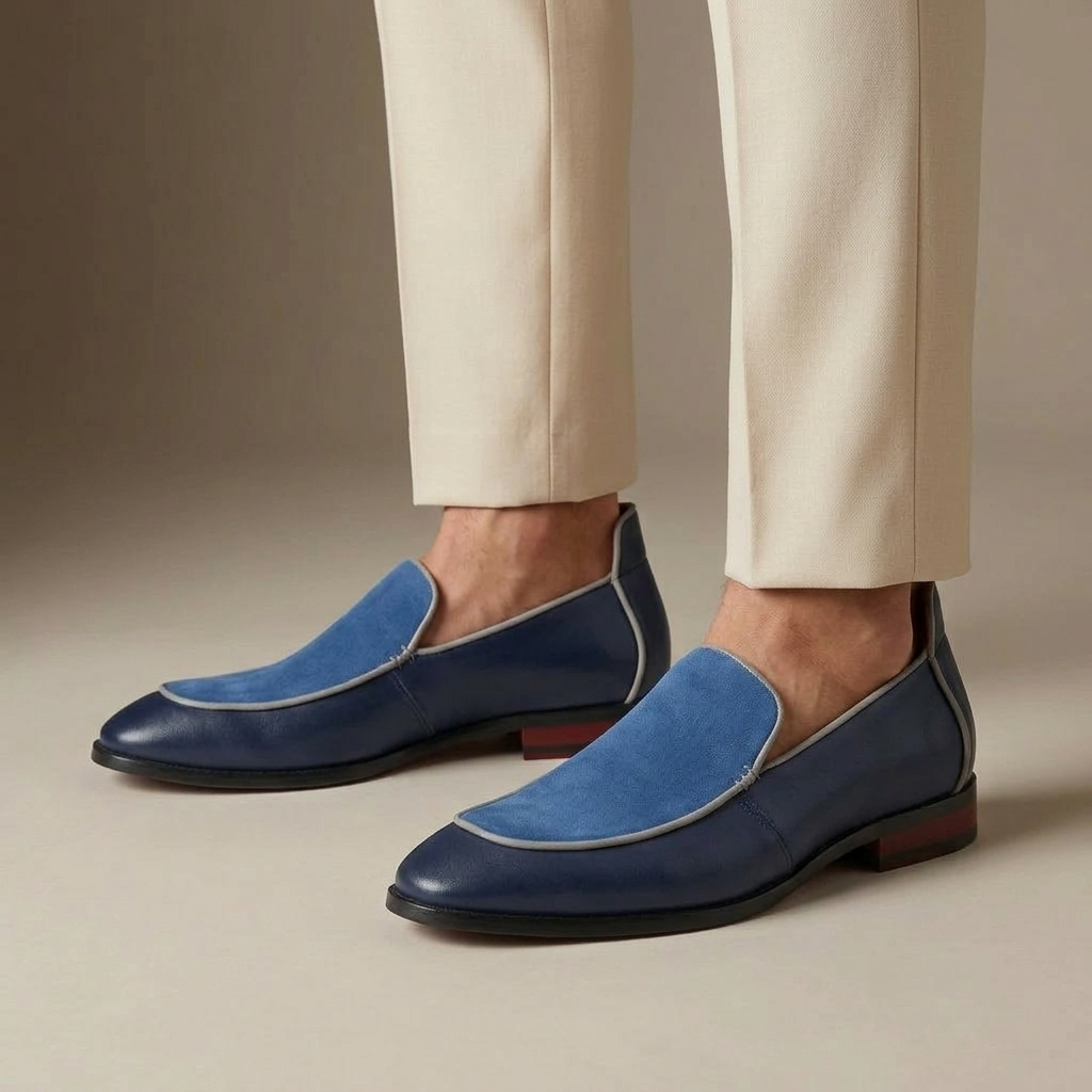 Mocassin Slipper Bicolore Cuir Véritable Bleu porté, pantalon crème