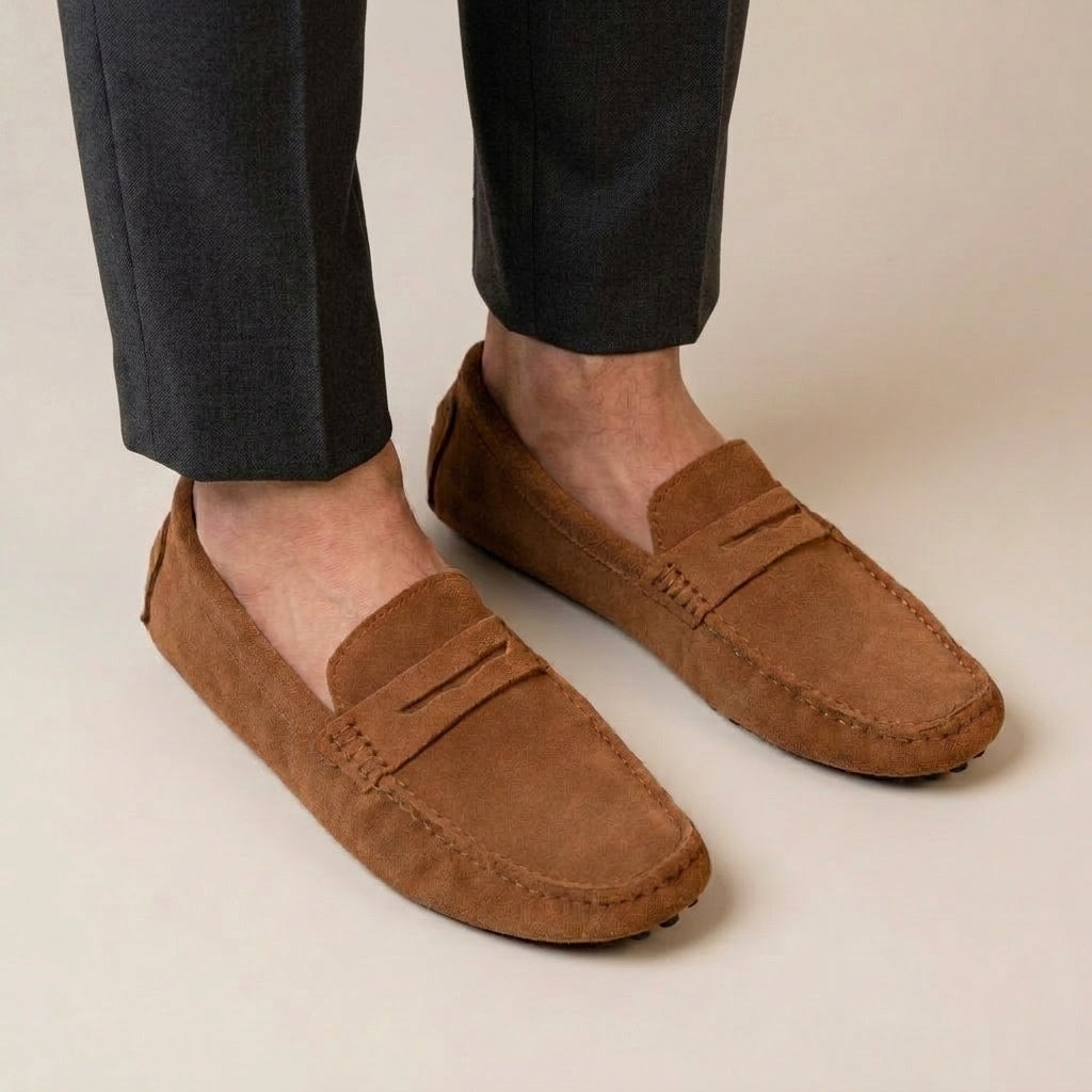 Mocassin Homme Daim Premium Marron porté, pantalon anthracite