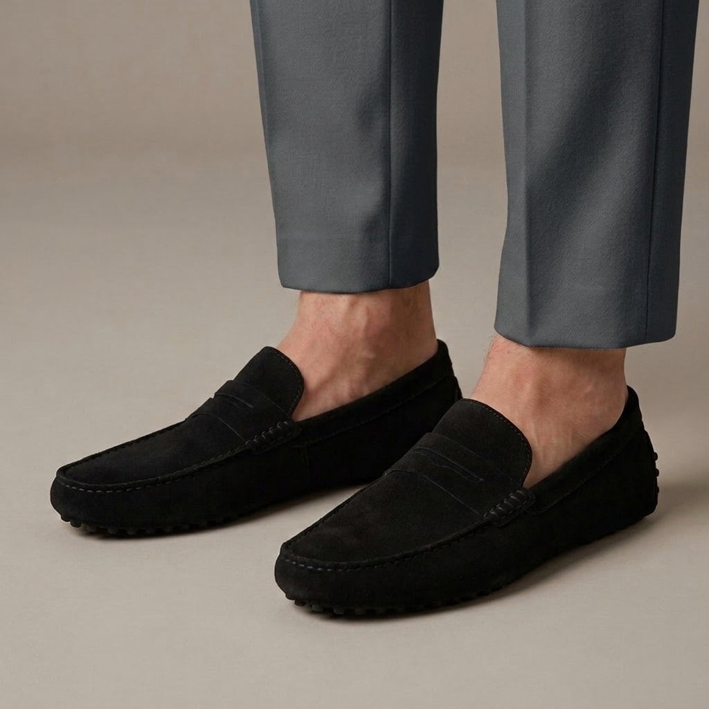 Mocassin Homme Daim Premium Noir porté, pantalon anthracite