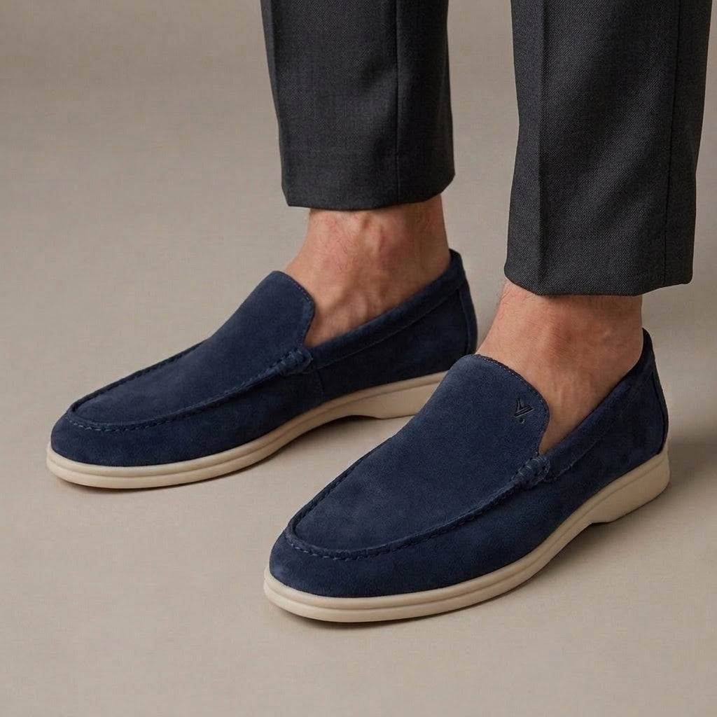 Mocassin Homme Daim Véritable Épuré Bleu foncé porté, pantalon anthracite