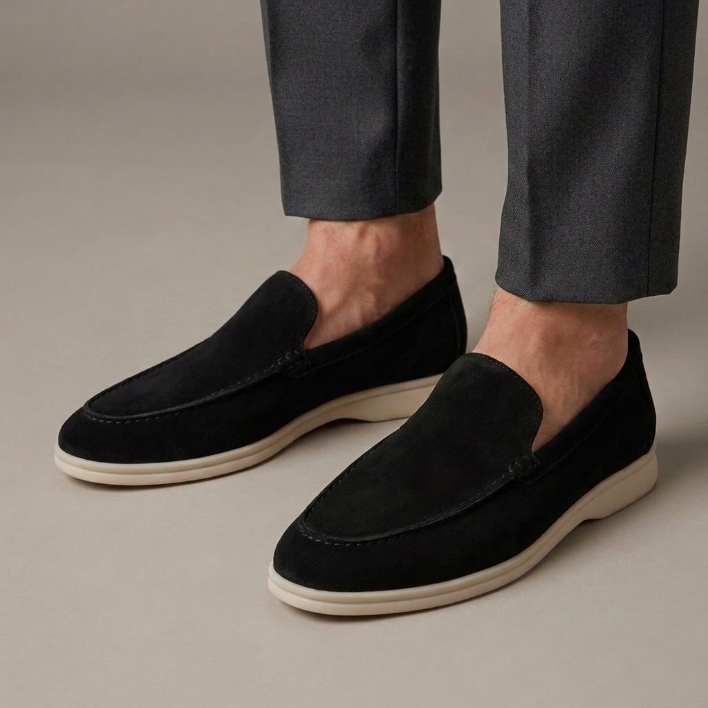 Mocassin Homme Daim Véritable Épuré Noir porté, pantalon anthracite