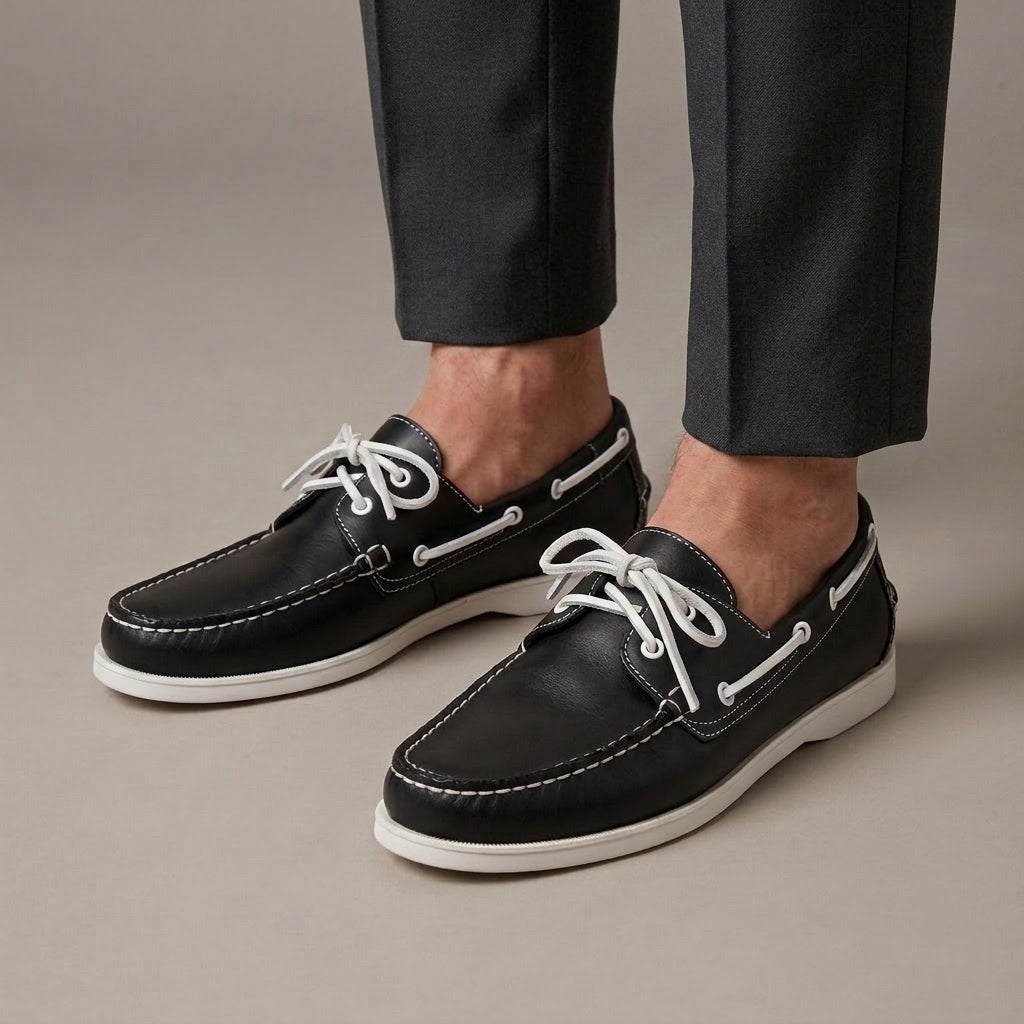 Mocassin Bateau Homme Cuir Véritable à Lacets Noir porté, pantalon anthracite