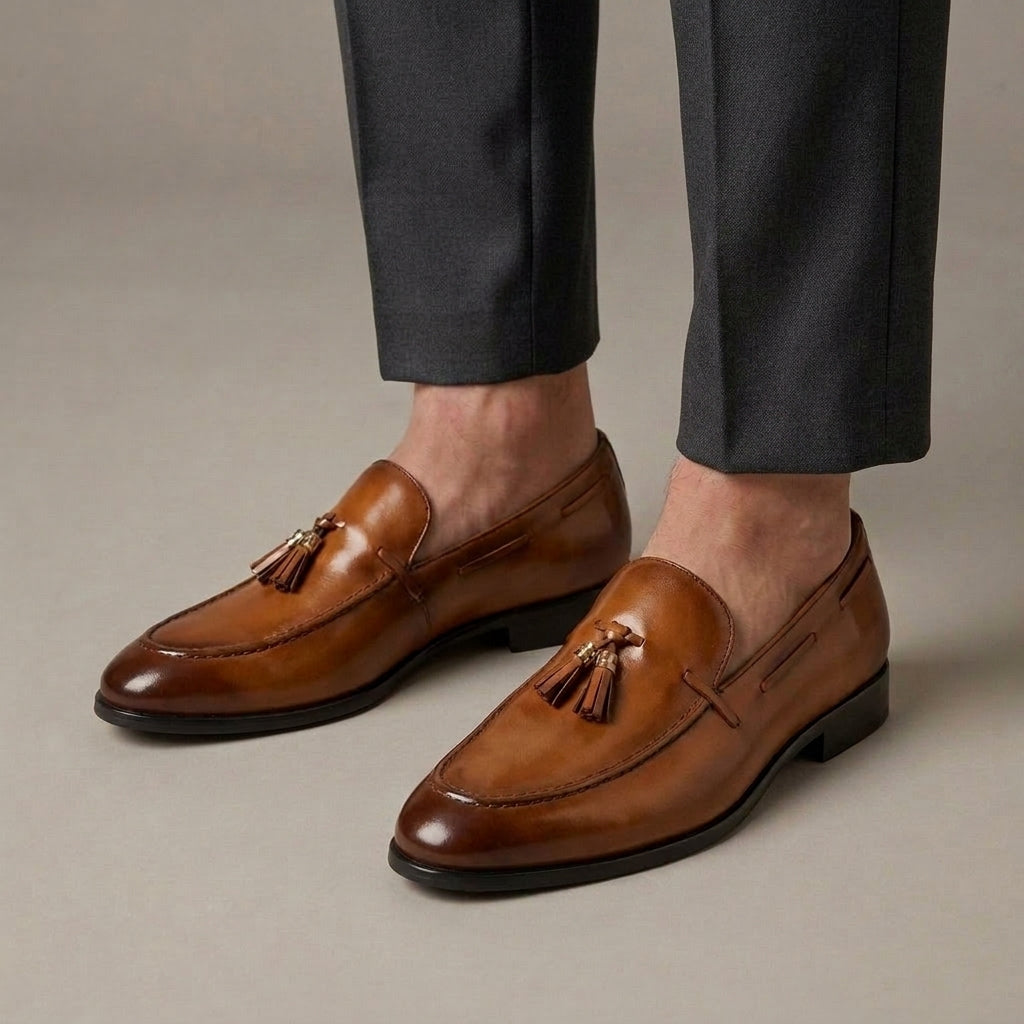 Mocassin Homme Habillé Cuir Véritable à Glands Marron porté, pantalon anthracite