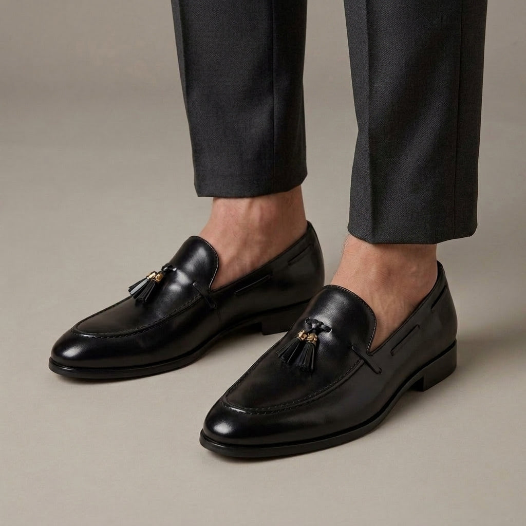Mocassin Homme Habillé Cuir Véritable à Glands Noir porté, pantalon anthracite