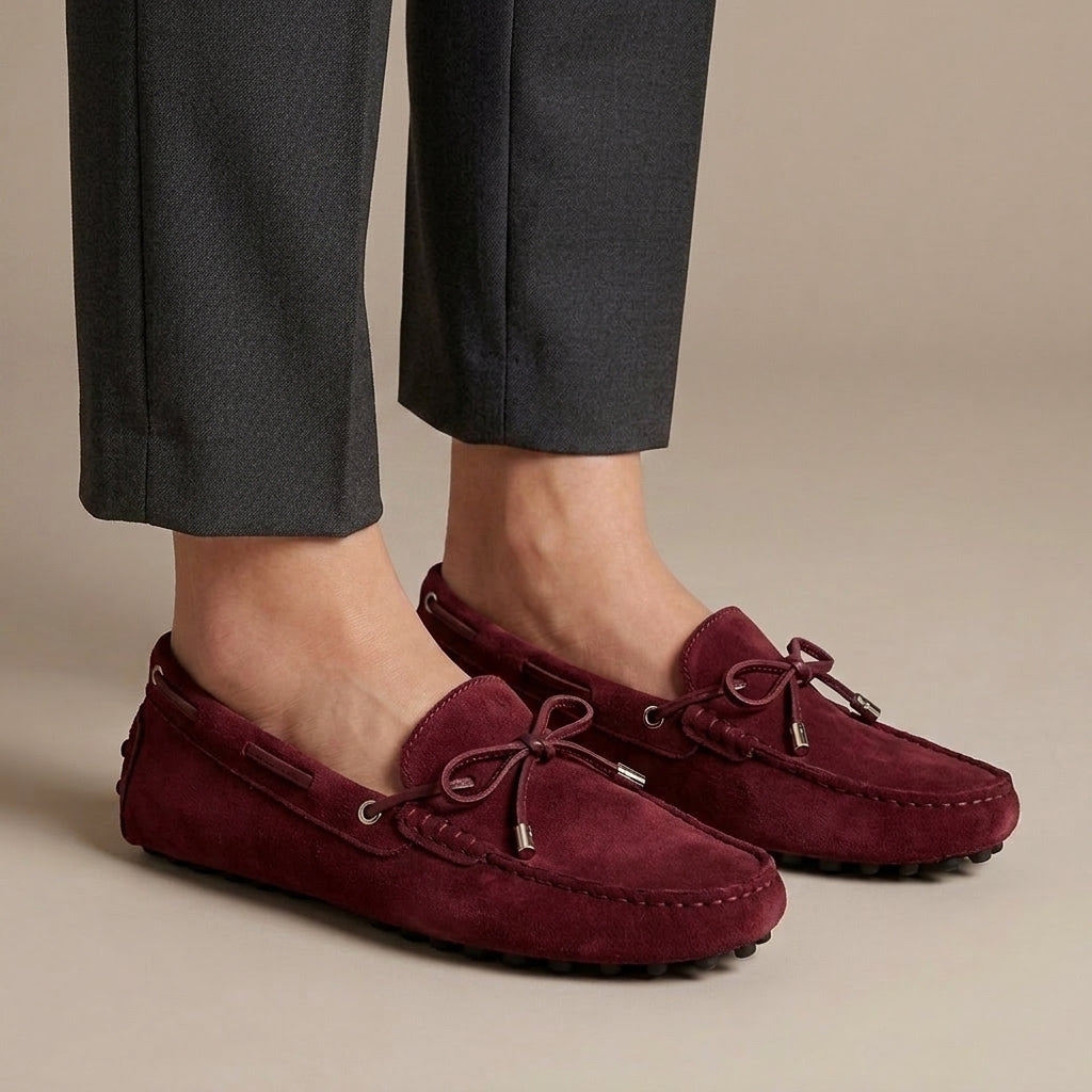Mocassin Femme Daim Souple Bordeaux porté, pantalon anthracite