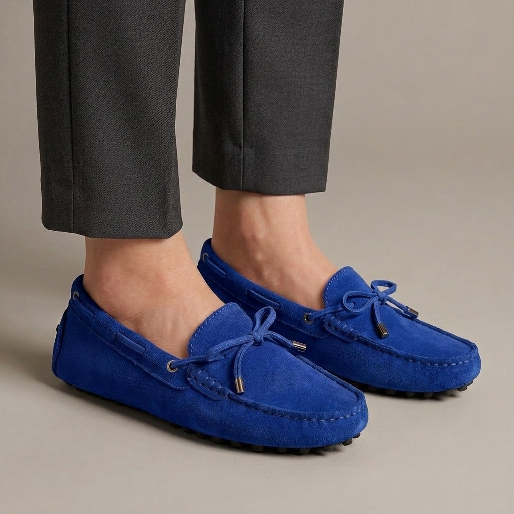 Mocassin Femme Daim Souple Bleu porté, pantalon anthracite