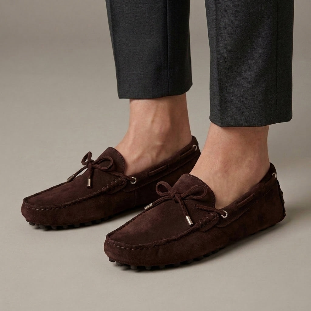 Mocassin Femme Daim Souple Marron porté, pantalon anthracite