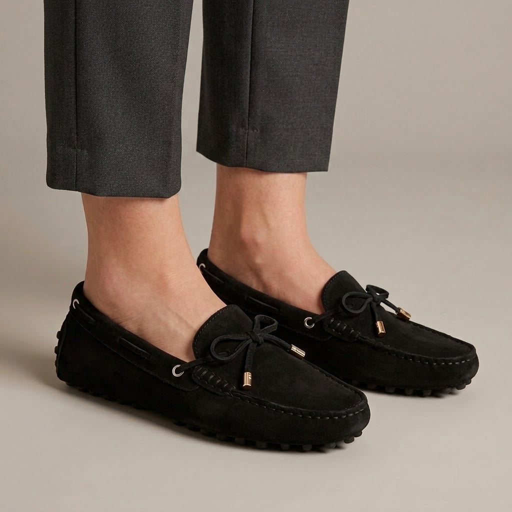 Mocassin Femme Daim Souple Noir porté, pantalon anthracite
