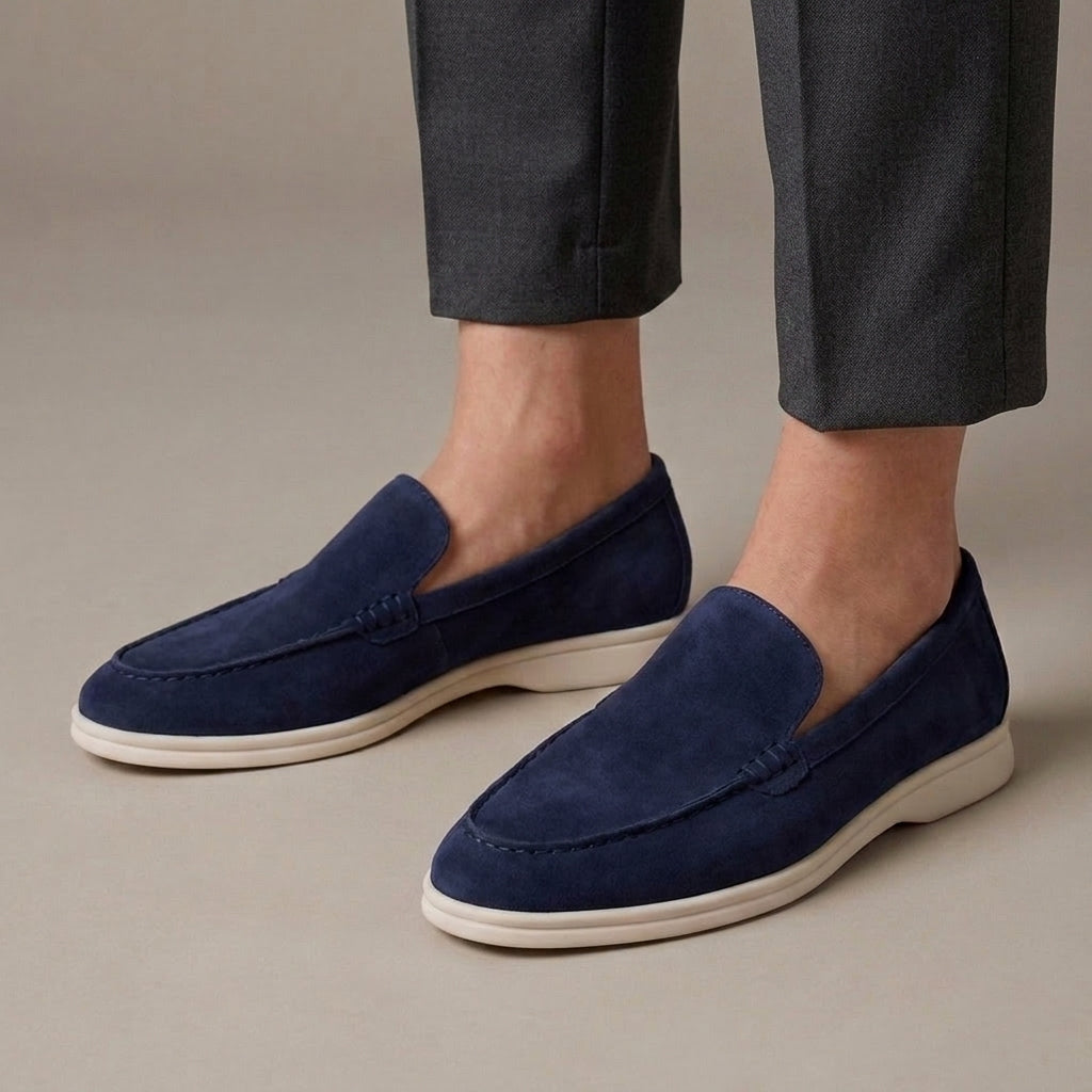 Mocassin Cuir Véritable Souple Bleu marine porté, pantalon anthracite