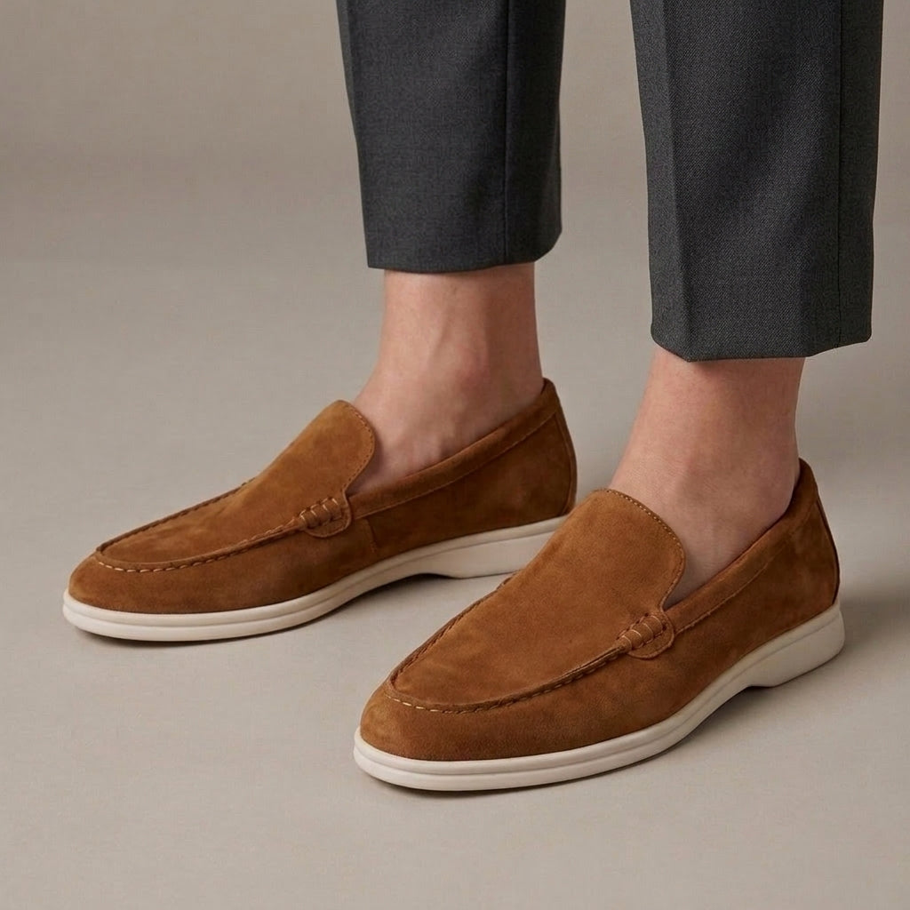 Mocassin Cuir Véritable Souple Marron porté, pantalon anthracite